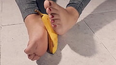 Aplastando una banana con mis pies y eyaculando Thumb