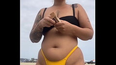 USANDO UM BIQUINI AMARELO BEM APERTADO RACHANDO A BUCETA PRA CHAMAR ATEN&Ccedil_&Atilde_O NA PRAIA Thumb