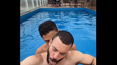 Reverzamento de Rola na cu do boy na Piscina do Hotel - Assista Completo Thumb